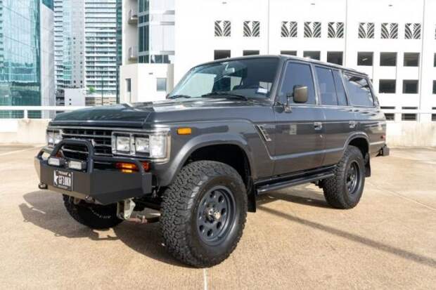 Модифицированный Toyota Land Cruiser 1988 с сиденьями от BMW 5-й серии