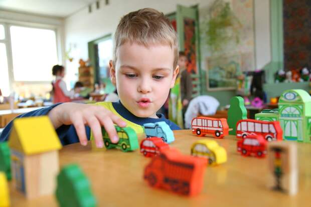 Одержимость грузовиками, поездами, машинами или динозаврами делает детей умнее