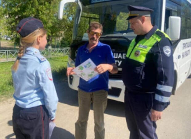 В Калужской области госавтоинспекторы и ЮИДовцы провели совместную акцию «Письма водителям»