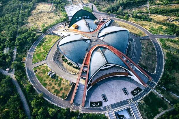 Фантастический вид сверху на здание спортивного комплекса в Ереване.