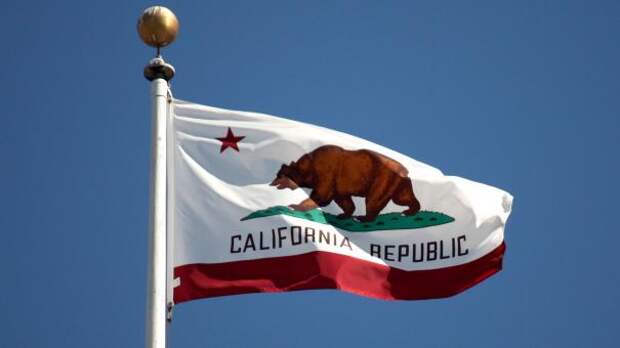 Author: Makaristos. The flag of California, flying at San Francisco City Hall, California