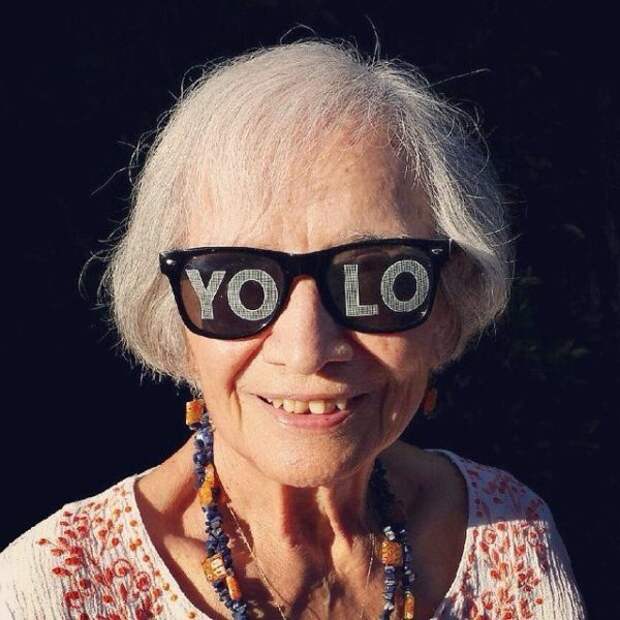 Old fun. Бабушка с усами. Веселые старики. Бабушка с усами. Пожилые люди в очках.