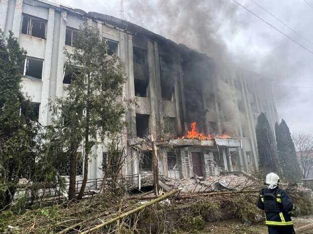 Дрон попал в здание ТЦК в Сумах, — сообщают местные СМИ.