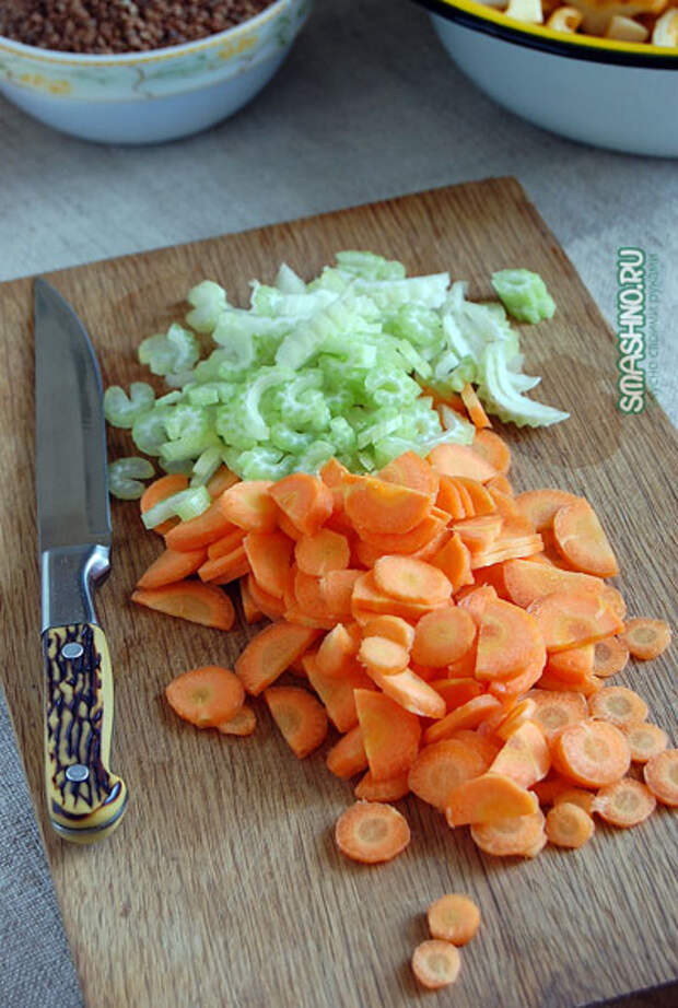Измельченные сельдерей и морковка