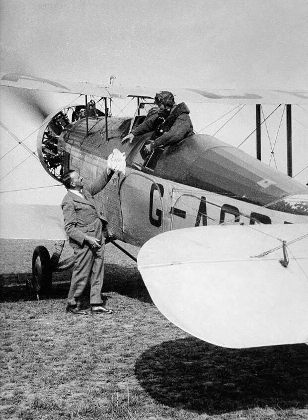 Пилот принимает пакет с надписью «Everest mail». 3 апреля 1933 года.