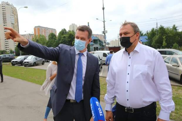 Петр Толстой проверил работы по благоустройству пешеходной зоны в Марьино