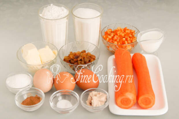 Для приготовления морковного кулича нам понадобятся следующие ингредиенты: мука пшеничная высшего сорта, морковь, сахар, яйца куриные, сливочное масло, молоко, цукаты, изюм, дрожжи, молотая корица, ванильный сахар и соль