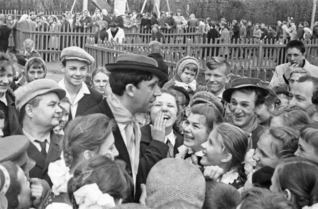 Юрий Никулин и Михаил Шуйдин после представления в 1962 году. история, никулин, фото