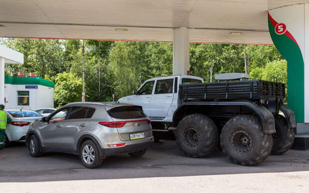Благодаря огромным колесам «Ямал» T64 буквально возвышается над обычными внедорожниками и кроссоверами. | Фото: zr.ru.