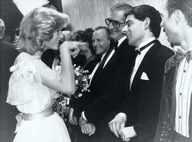 Принцесса Диана узнает комика Роуэна Аткинсона, приветствуя актерский состав Королевского эстрадного шоу в 1984 году