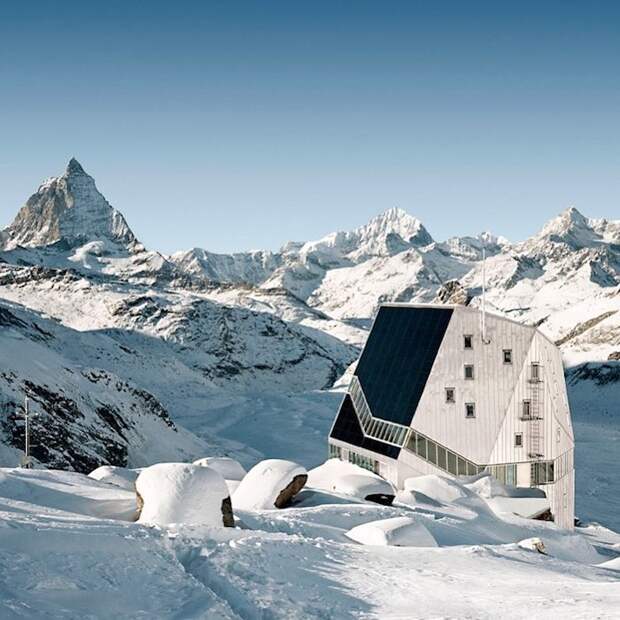 Место привала для уставших альпинистов скрытое во льдах Швейцарии. 