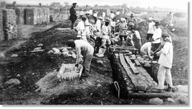 Стройка в Туркестане, 1925 год, фундамент здания закладывают оренбургские и самарские мужики. Архивное фото.