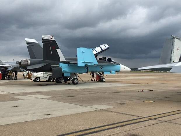 Американский истребитель F/A-18 Hornet в цветах российского Су-34