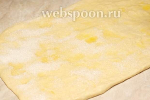 Обильно присыпать сахаром.