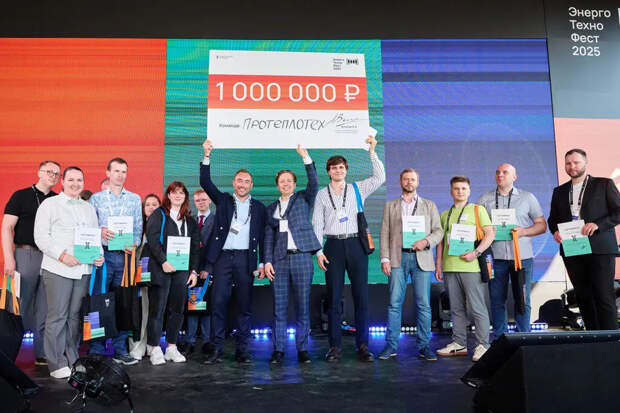 Победитель и финалисты Инкубатора «Энерготехнохаба Петербург» вместе с лидером «Энерготехнохаба Петербург» Андреем Власовым