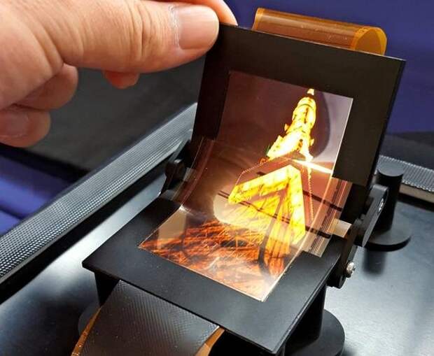 Sharp показала изгибаемый OLED экран (asia.nikkei.com)