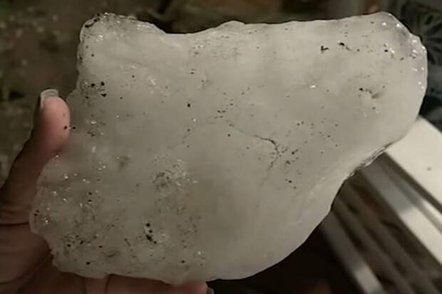 People: в США глыба льда с неба пробила крышу дома и упала на диван