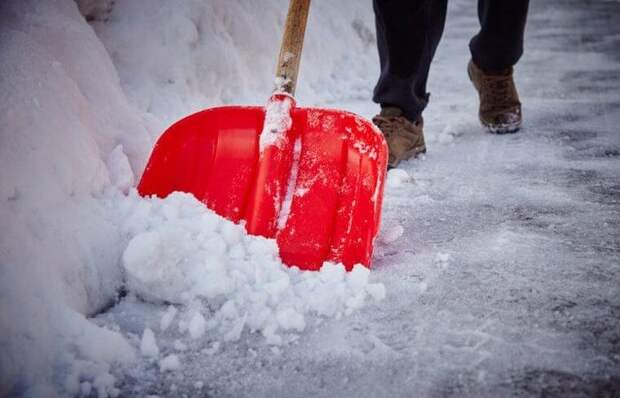 Простой способ растопить снег со льдом и расчистить дорожку перед домом или гаражом