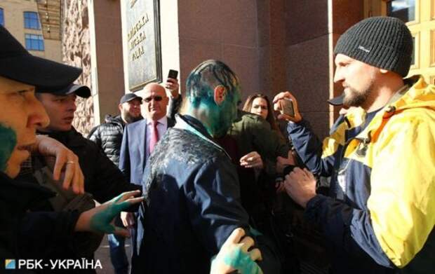 Будничные новости Украины: депутата в Киеве облили зеленкой и били по голове