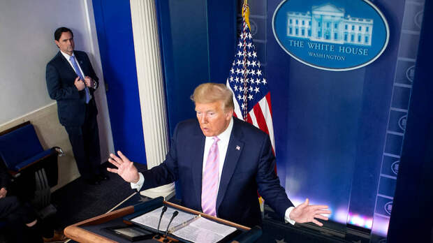 Сторонники Дональда Трампа считают, что причина снижения его популярности отчасти кроется в ежедневных затяжных брифингах по коронавирусу, на которых президент больше говорит о себе, чем о борьбе с болезнью