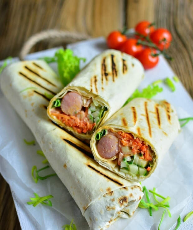 Сосиски с сыром в лаваше. Сосиски с сыром в лаваше.