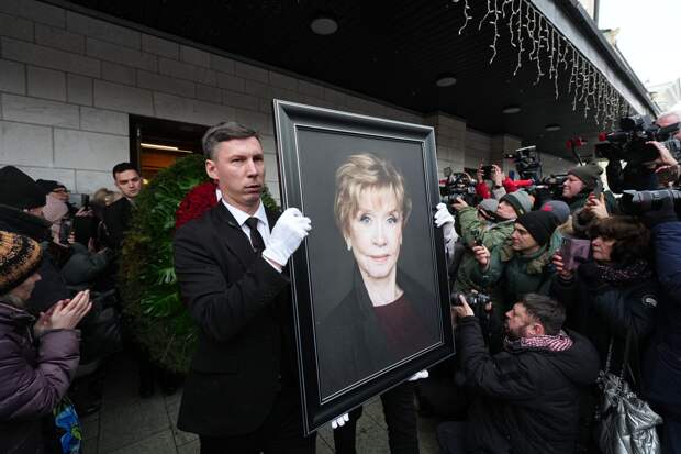 Актрису Веру Алентову похоронили на Новодевичьем кладбище рядом с мужем