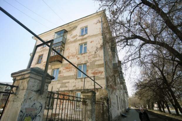 Мэрия Барнаула обследовала разрушающийся дом в центре города и сочла его неопасным