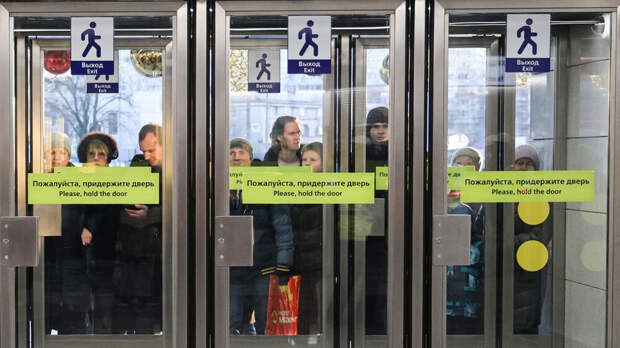 Власти Петербурга объяснили проверку экранов телефонов в метро