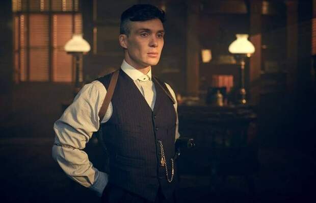 Зачем европейские мужчины в начале XX века носили какие-то цепочки чуть выше локтя