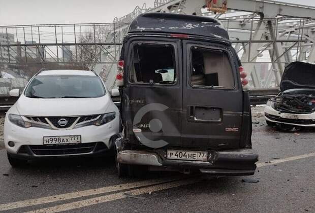 Массовая авария: из-за маневров сына бизнесмена на Кутузовском проспекте в Москве столкнулись более 10 машин