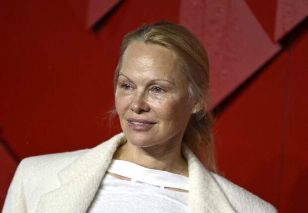56-летняя Памела Андерсон показала лицо без макияжа