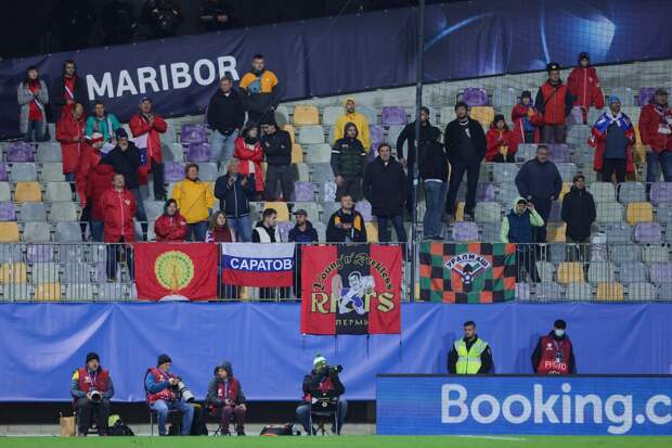 На секторе болельщиков России произошла массовая драка между фанатами (видео)