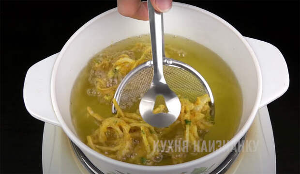Просто нарезаю лук полукольцами и обжариваю: вкуснее чипсов и во много раз дешевле (а трачу всего 10-15 минут)