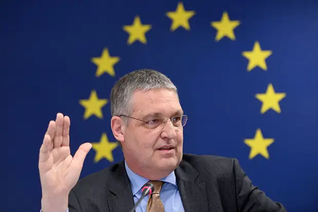 «Борьба за деньги и влияние»: почему во Франции призвали ЕС не признавать российскую и китайскую вакцины против COVID-19