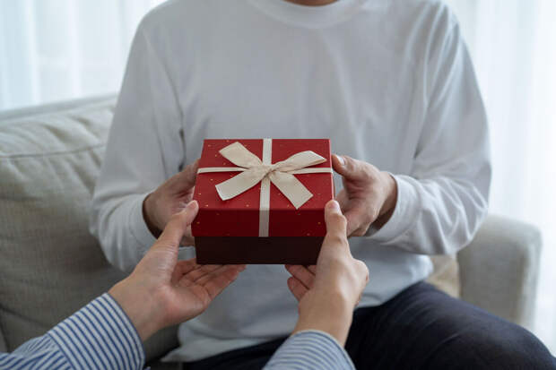 Психолог Уханов: 23 февраля материальный подарок лучше заменить на впечатления