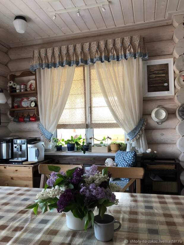 Дачный дом обычно ассоциируется с местом, куда можно отвезти ободранный котом диван, ненужный кухонный гарнитур, ковры и старомодные шторы. Поставьте лайк ❤️, если вы любите такие статьи.-26