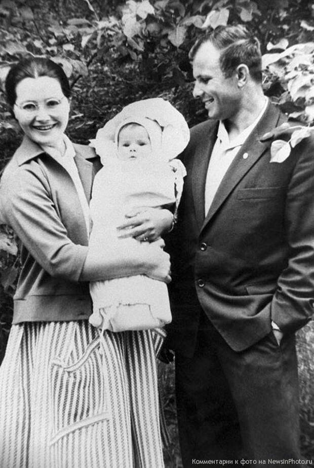 Юрий Гагарин с женой о новорожденной дочкой. Оренбург. 1959 г. Перед зачислением в отряд космонавтов. известные, люди, фото