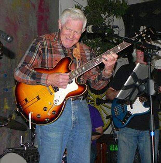 Боб Вуд, дедушка в музыкальном магазине, дедушка сыграл на гитаре в музыкальном магазине