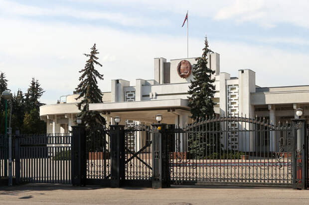 Крыша парковки придавила 10 машин в посольстве КНДР в Москве