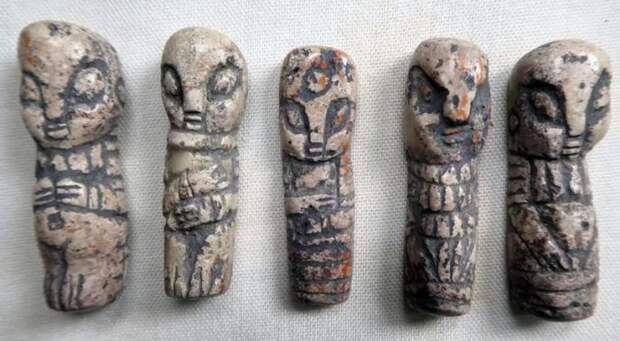Каменные фигурки с миндалевидными глазами