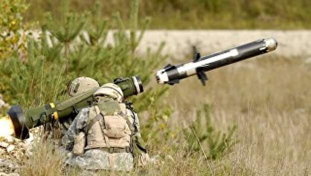 Американские военные производят выстрел из противотанкового ракетного комплекса (ПТРК) FGM-148 Javelin