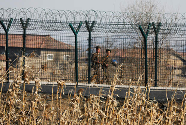 Северокорейские военнослужащие на границе. 31 марта 2017 года