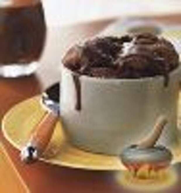 Фото к рецепту: Шоколадное суфле с шоколадным соусом