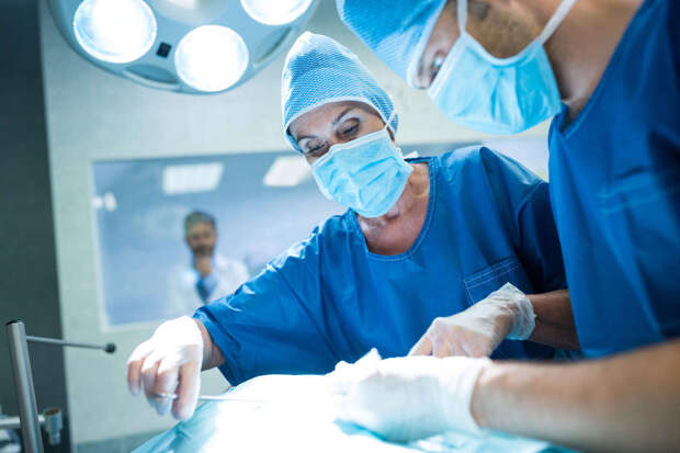Хирурги в Новосибирске провели операцию школьнице с деформацией груди