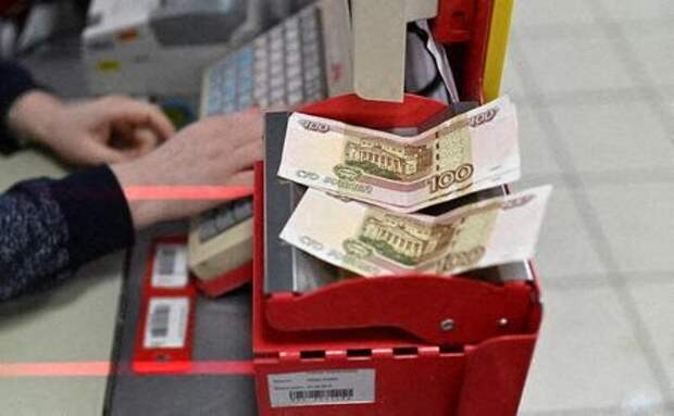 Russian 100-rouble banknotes are placed on a cashier's desk at a supermarket in the Siberian town of Tara in the Omsk region, Russia, December 14, 2021. Picture taken December 14, 2021. REUTERS/Alexey Malgavko 