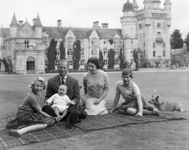 30 архивных фото британской королевской семьи