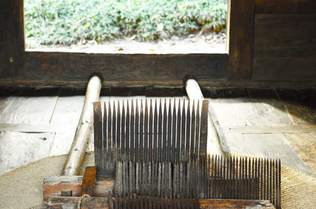 Сенбакоку - сельскохозяйственное орудие для обмолота риса. При нужде легко разбиралось на вполне себе годный набор метательных игл.