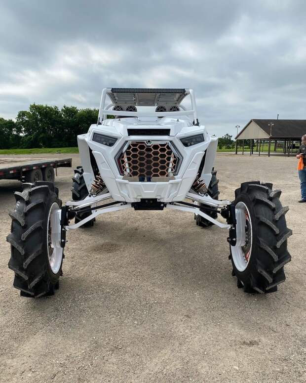 Спортивный мотовездеход Polaris на тракторных колесах