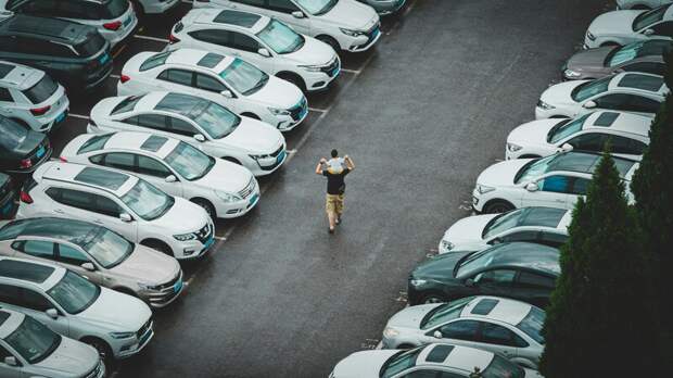 Китай впервые опередил США по объему продаж автомобилей в 2023 году