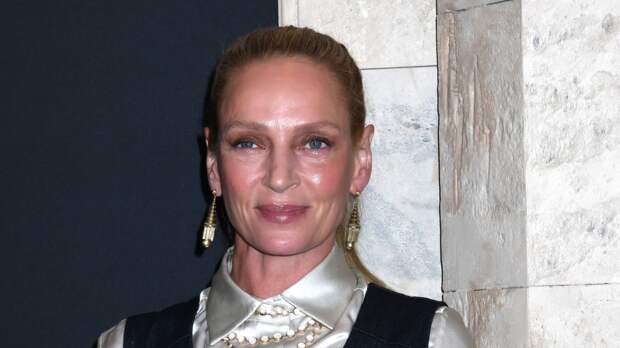 55-летняя Ума Турман села на шпагат на съемке для журнала и восхитила фанатов